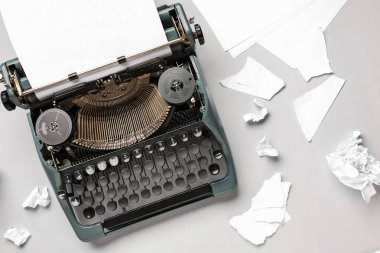 Beyaz arkaplanda antika daktilo ve kağıt parçaları
