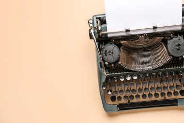 Bej arkaplan üzerinde boş kağıt sayfa ile klasik daktilo
