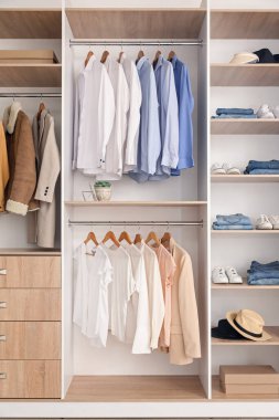 Butikte asılı şık kıyafetler.