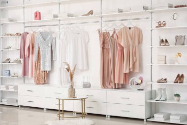 Şık kadın kıyafetleri, ayakkabı ve çantaları butikte.