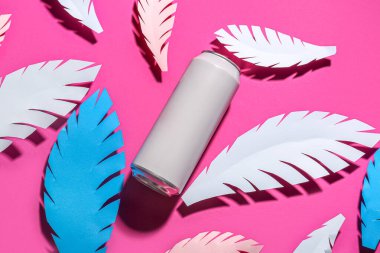 Pembe arka planda taze soda ve kağıt yapraklı kompozisyon