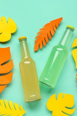 Turkuaz arka planda taze soda ve kağıt yapraklı kompozisyon