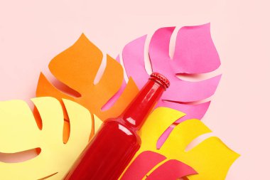 Pembe arka planda taze soda ve kağıt yapraklı kompozisyon