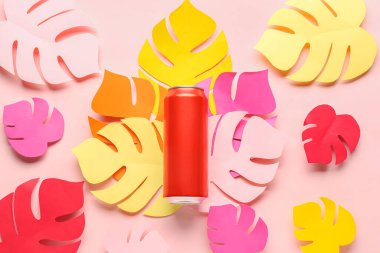 Pembe arka planda taze soda ve kağıt yapraklı kompozisyon