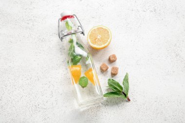 Limonlu bir şişe taze limonata ve nane şekeri.