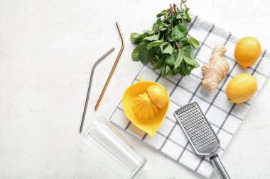 Limonata malzemeli meyve sıkacağı ve rendeleyici beyaz arka planda