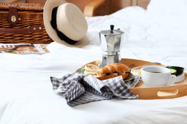 Yatakta nefis bir kahvaltı tepsisi, yakın plan.