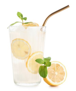 Beyaz arka plan üzerinde taze limonata ile cam