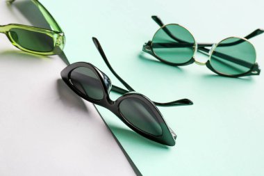 Renkli arkaplanda şık güneş gözlükleri