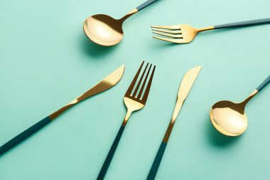 Yeşil arkaplanda şık çatal bıçak takımı