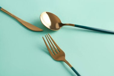 Yeşil arkaplanda şık çatal bıçak takımı