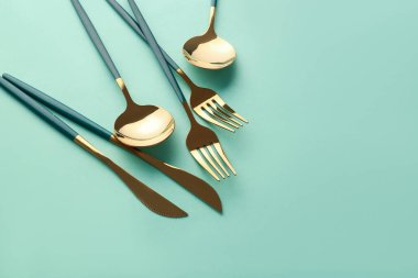 Yeşil arkaplanda şık çatal bıçak takımı