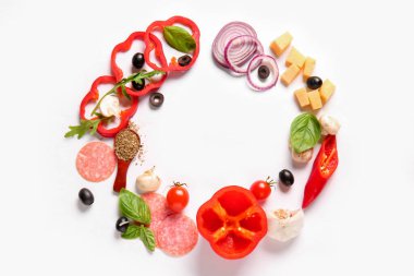 Beyaz arka planda pizza hazırlamak için malzemeden yapılmış çerçeve