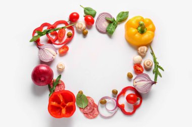 Beyaz arka planda pizza hazırlamak için malzemeden yapılmış çerçeve