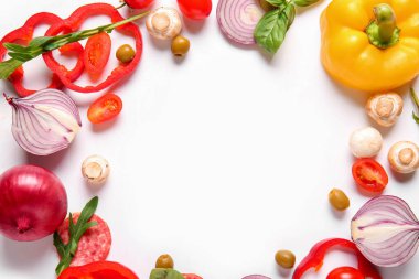 Beyaz arka planda pizza hazırlamak için malzemeden yapılmış çerçeve