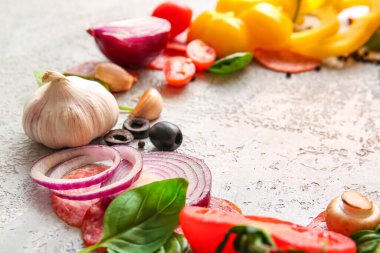 Gri arkaplanda pizza hazırlamak için malzemeden yapılmış çerçeve