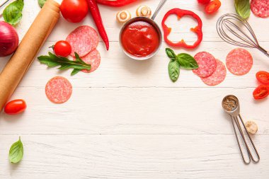 Beyaz ahşap arka planda pizza hazırlamak için gerekli malzemeler