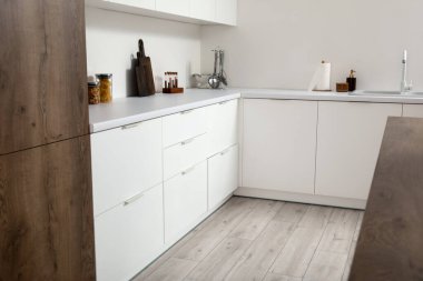 Açık mutfakta kesme tahtaları ve baharatlarla tezgahlar