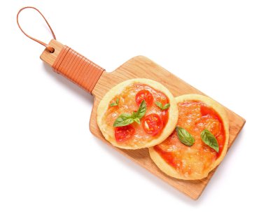 Beyaz arka planda lezzetli mini pizzalar olan tahta