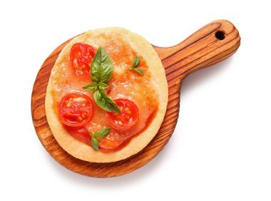 Beyaz arka planda lezzetli mini pizzası olan tahta