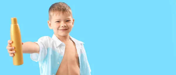 Μικρό Αγόρι Αντηλιακή Κρέμα Γαλάζιο Φόντο Χώρο Για Κείμενο — Φωτογραφία Αρχείου