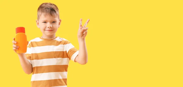 在黄色背景上涂上防晒霜的小男孩 有文字的空间 — 图库照片