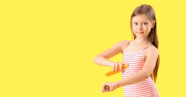 Κοριτσάκι Αντηλιακή Κρέμα Κίτρινο Φόντο Χώρο Για Κείμενο — Φωτογραφία Αρχείου
