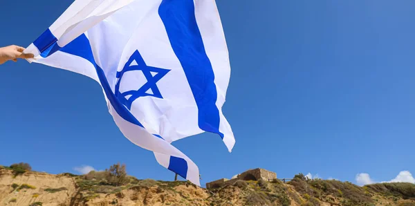 Γυναίκα Κυματιστή Σημαία Του Ισραήλ Εξωτερικούς Χώρους — Φωτογραφία Αρχείου