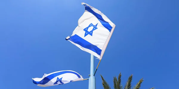 하늘에 이스라엘의 깃발을 흔들고 이스라엘 — 스톡 사진