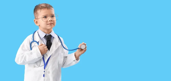 带听诊器的可爱的小医生 背景浅蓝色 有文字空间 — 图库照片