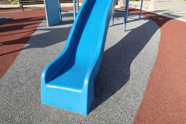 遊び場での子供のスライドの眺め クローズアップ — ストック写真