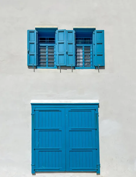 Blick Auf Weißes Gebäude Mit Fenstern Und Blauen Rollläden — Stockfoto