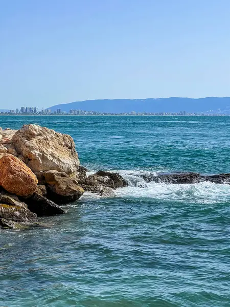 Taşlı güzel deniz manzarası