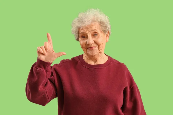 Senior Mulher Mostrando Gesto Perdedor Fundo Verde — Fotografia de Stock