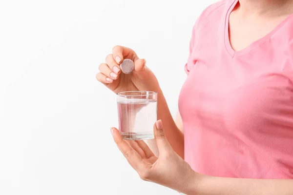 Mujer Poniendo Tableta Soluble Vaso Agua Sobre Fondo Blanco —  Fotos de Stock