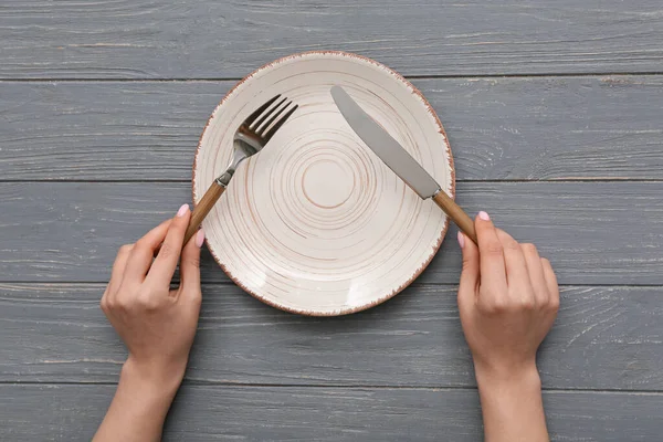Female Hands Cutlery Empty Plate Grey Wooden Table — Stock Photo, Image