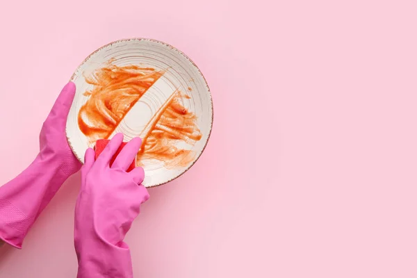 Ręce Kobiet Gumowych Rękawiczkach Mycie Brudnej Płyty Gąbką Różowym Tle — Zdjęcie stockowe