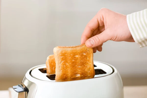 Mann Nimmt Knusprige Brotscheibe Aus Modernem Toaster Nahaufnahme — Stockfoto