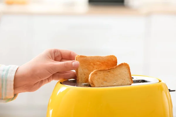 Vrouw Die Knapperig Brood Slice Uit Moderne Broodrooster Closeup — Stockfoto