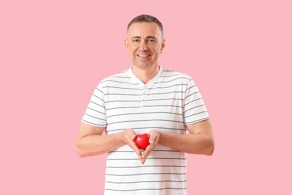 Mature Blood Donor Heart Pink Background — Stock Photo, Image
