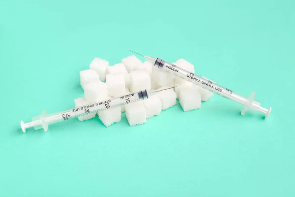 Cubos Azúcar Con Jeringas Para Inyección Insulina Sobre Fondo Verde — Foto de Stock