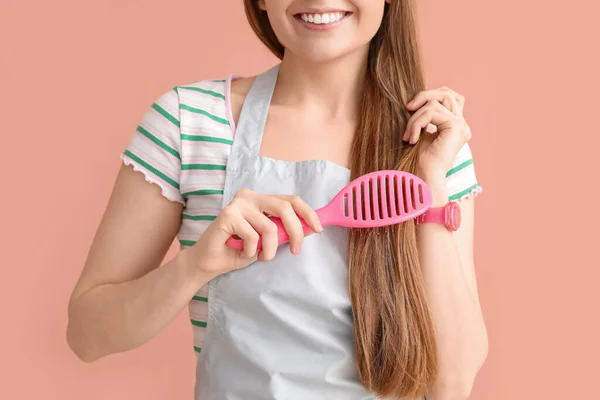 Kobieta Fryzjer Szczotkowanie Włosy Różowym Tle Zbliżenie — Zdjęcie stockowe