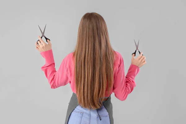 Female Hairdresser Scissors Grey Background Back View — Stock Photo, Image