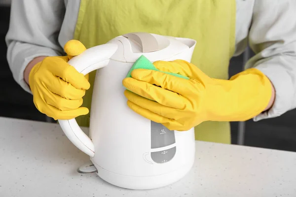 Frau Gelben Handschuhen Putzt Wasserkocher Auf Weißem Tisch — Stockfoto