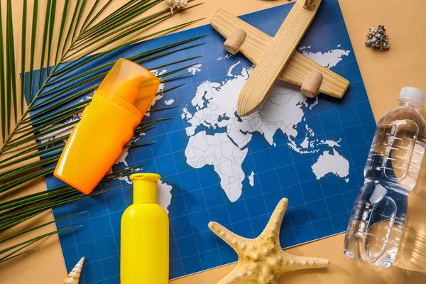 Composição Com Mapa Mundo Garrafa Creme Protetor Solar Avião Madeira — Fotografia de Stock