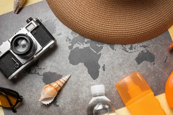 世界地图构图 防晒霜瓶 照相相机和帽子 — 图库照片