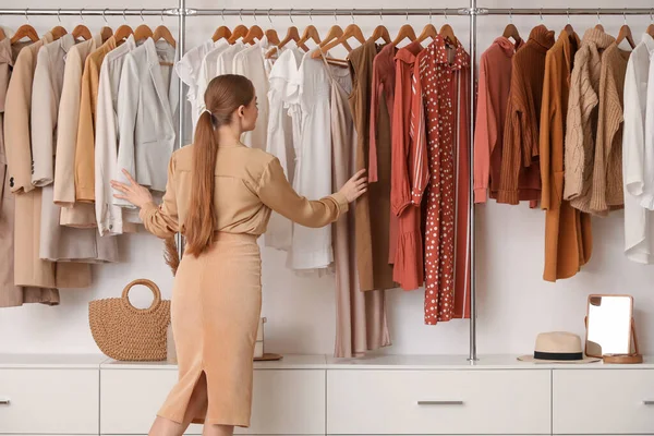 Продавец Женской Одежды Бутике — стоковое фото