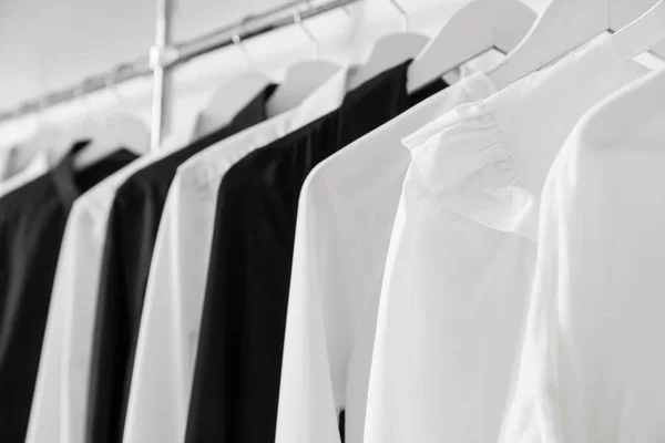 Κομψά Ρούχα Κρέμονται Στη Σύγχρονη Μπουτίκ Closeup — Φωτογραφία Αρχείου
