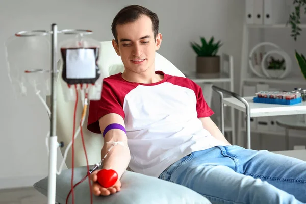 Top Tutan Genç Adam Kliniğe Kan Bağışlıyor — Stok fotoğraf