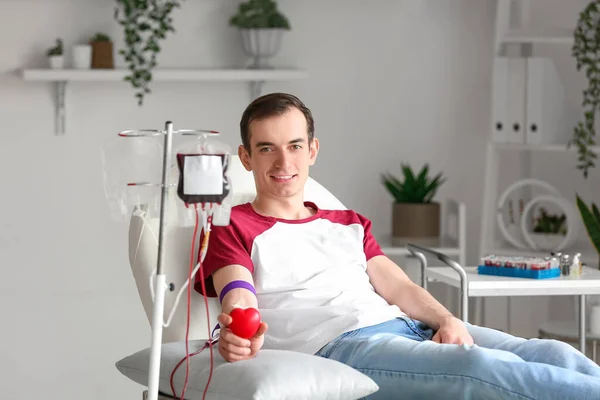 Junger Mann Mit Grippeball Spendet Blut Klinik — Stockfoto